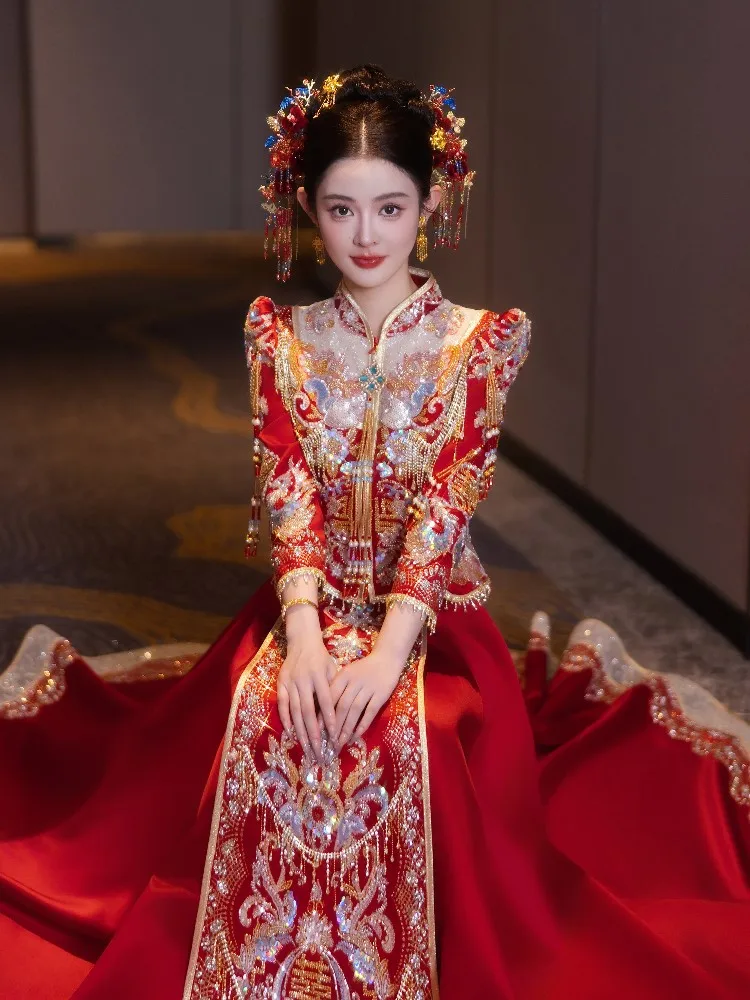 

The new Chinese-style wedding toasting dress for brides elaborate gown and luxurious