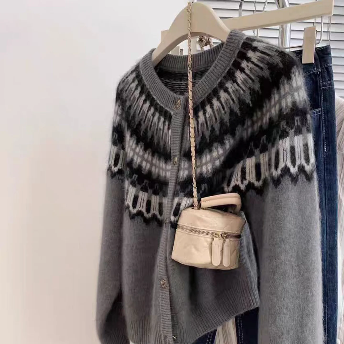 Hot selling new women\'s O-neck cardigan 100% pure wool sweater Autumn and winter fashion knitted long sleeved jacket Women\'s