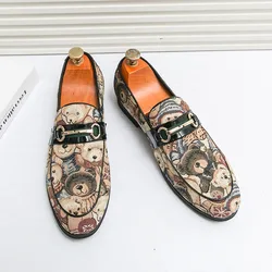 Luxus Bären druck Männer Slipper Marke Designer Mokassin Mann bestickte Wohnungen lässig Slip on Schuhe Männer spitzen Zehen Hochzeits schuhe