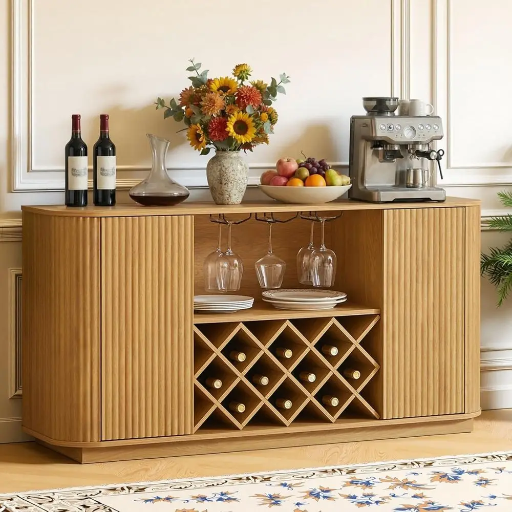 

Современный буфет в стиле фермерского дома с рифленой отделкой, винной полкой, держателем для стаканов и регулируемыми полками для кухни или гостиной (Натуральный)