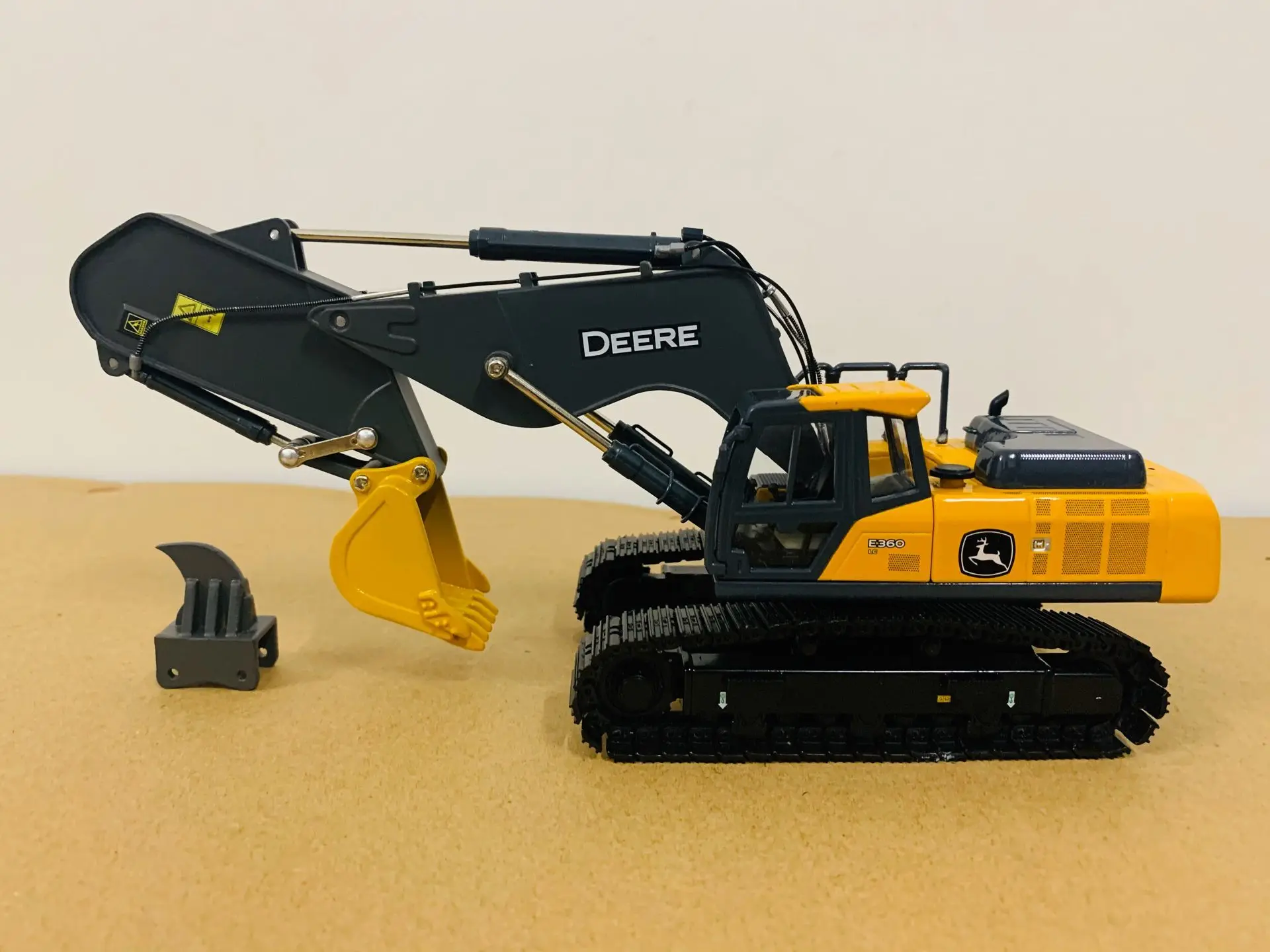 E360 Rock Arm Excavator/Hammer 1/50 Scale Diecast/Resin Model