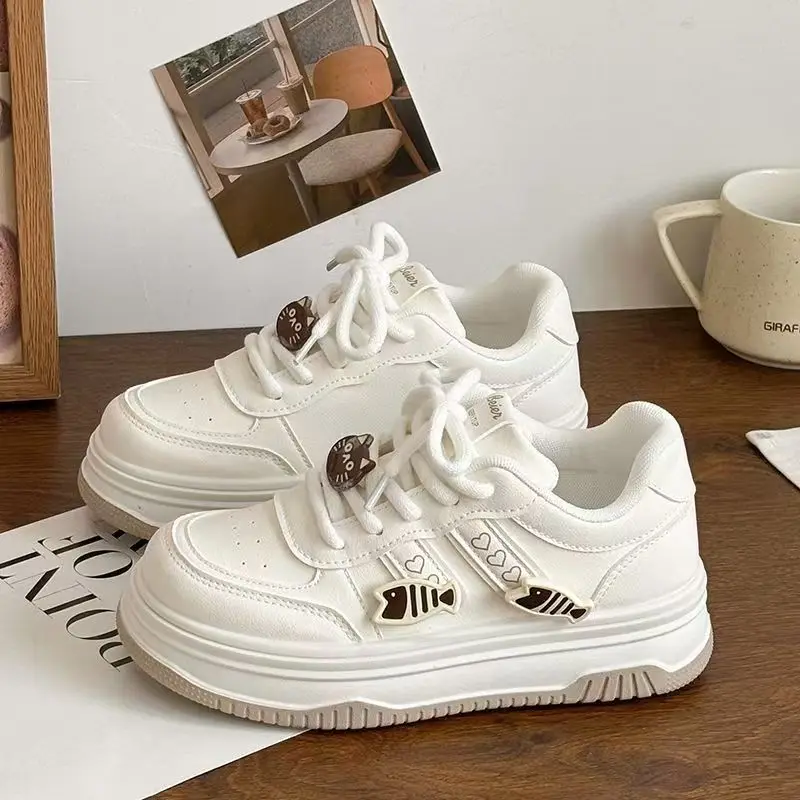 Women's shoes 2025 spring new item niche bread shoes women's thick soled versatile board shoes white shoes women