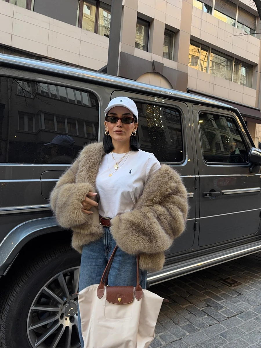 ملابس مذهلة 2025 معطف فرو صناعي جديد بقلنسوة باللون البيج متدرج من فرو الراكون الصناعي سترة شتوية عصرية مميزة من القطيفة ملابس خارجية