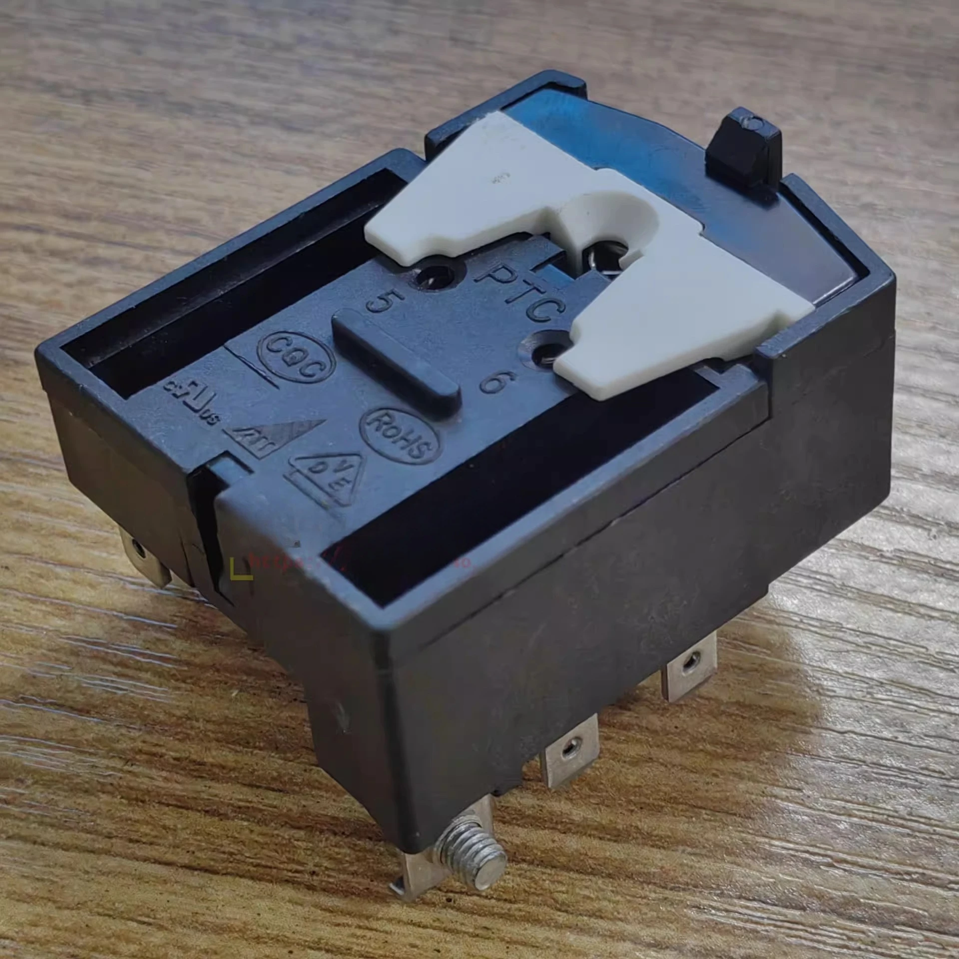 10PCS  QPS2-C15MD3 is suitable for refrigerator compressor, PTC starter, overload, overheat, protector, relay