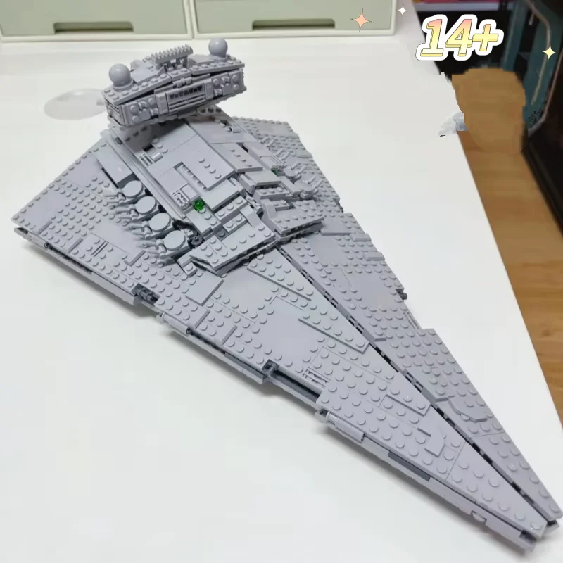 Blocs de construction 1555 pièces Thème Interstellaire UCS Star Battle Imperial Star Destroyer avec 7 figurines Cadeaux de graduation