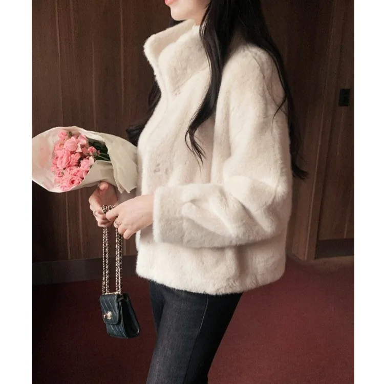เสื้อโค้ทขนสัตว์เทียมแบบเป็นมิตรต่อสิ่งแวดล้อมสำหรับผู้หญิง คอเสื้อหลวม สไตล์ทันสมัย เหมาะสำหรับฤดูใบไม้ร่วงและฤดูหนาว คุณภาพดี ใช้งานได้หลากหลาย