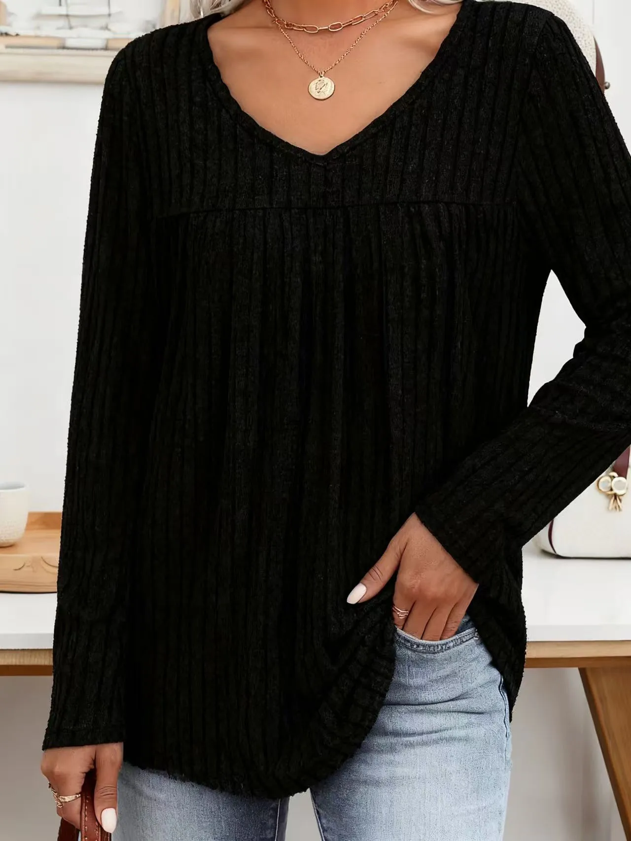 بلوزة نسائية كبيرة الحجم فضفاضة، رقبة على شكل حرف V، بأكمام طويلة، بلوزة شتوية دافئة ذات ملمس ناعم، مقاومة للتجاعيد وقابلة للغسل في الغسالة، لون خالص مع طيات صدر وحاشية واسعة، نسيج صوف مريح