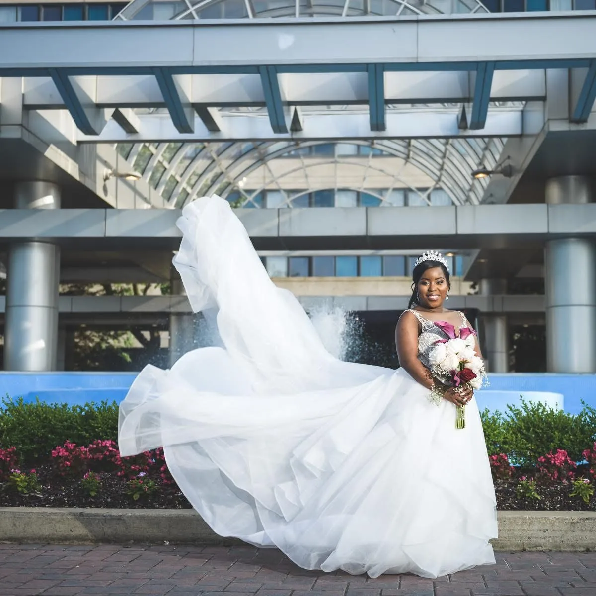 

Customized Women's Black Beauty Wedding Dress With V-Neck Shoulder Strap Design Sequin Bead Embroidery Decoration Sheer Wedding