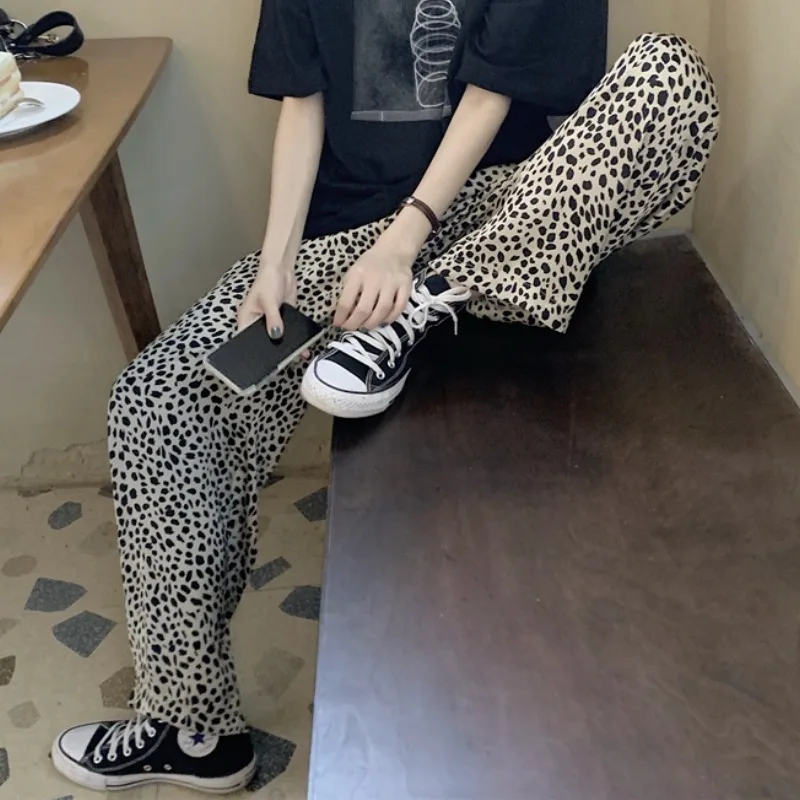 

Свободная и универсальная футболка с геометрическим узором. Модные и повседневные широкие брюки с леопардовым принтом.