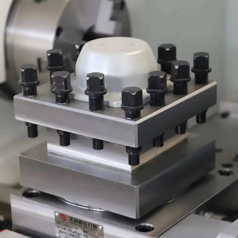 Tornio CNC personalizzato in fabbrica Ck6140 Macchina utensile orizzontale di piccola precisione Struttura a letto piatto Capacità di carichi medie con