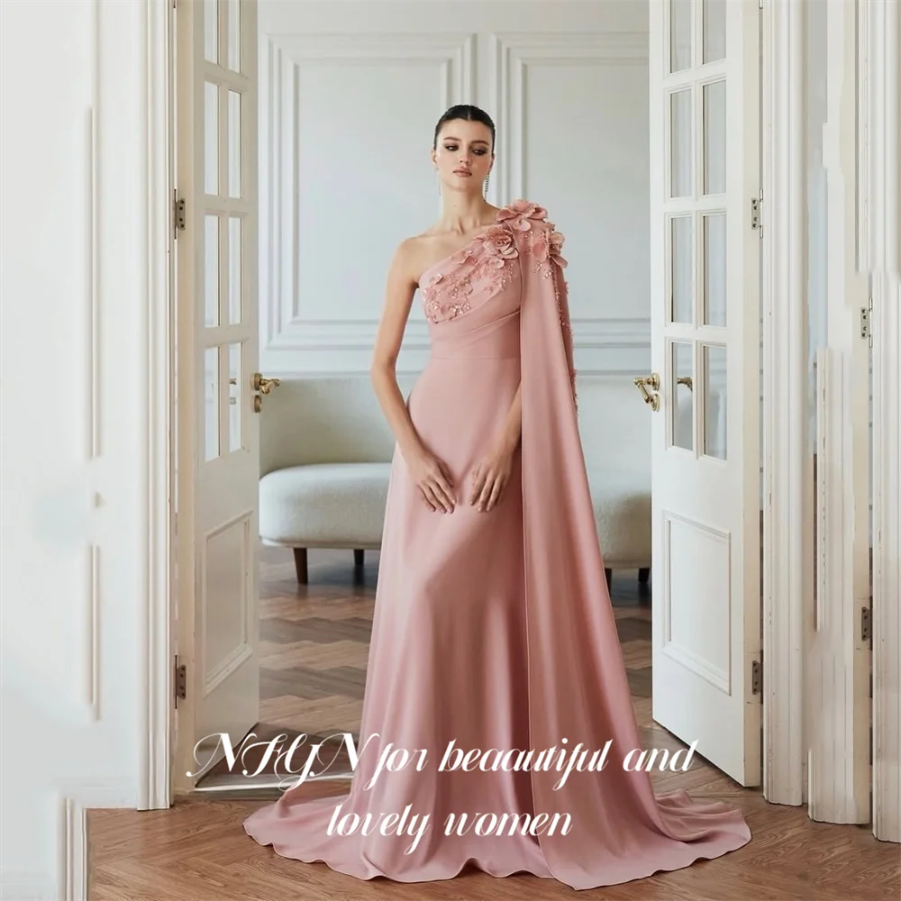 NFYN Blush Pink Abendkleider mit floral verziertem Cape, Abendkleider, One-Shoulder-Abschlussballkleid, fließendes Partykleid, individuell gestaltet
