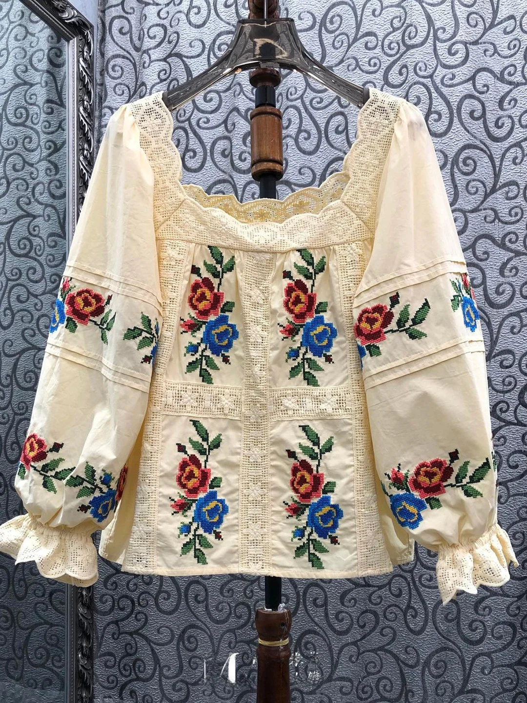 

Milan Small Town Southern Oil European Style Yellow Rose Embroidery Bubble Sleeve Shirt Square Collar Women's Lace Shirt