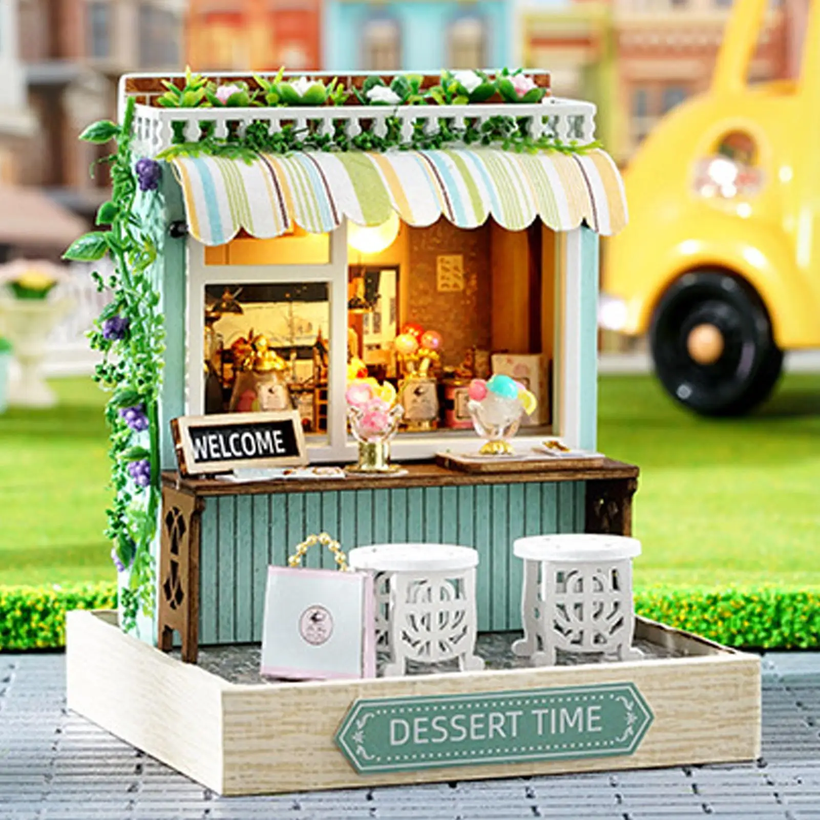 Kit de casa de muñecas en miniatura, artesanías de madera con cubierta antipolvo, estuche de exposición para adultos y niños, decoración para el hogar y la sala de estar, regalo de Navidad