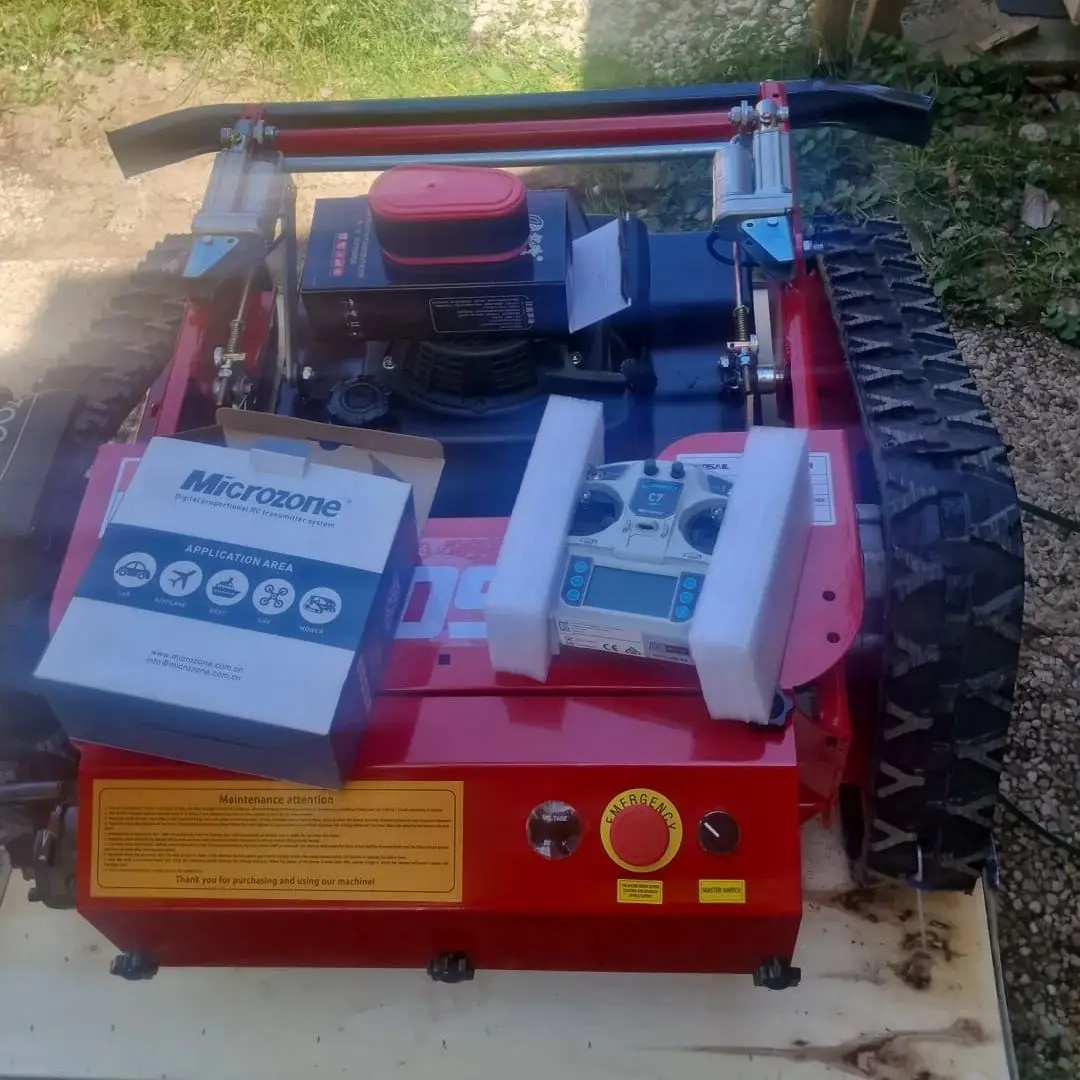 Environmentally friendly tracked lawn mower, low emission, ergonomic, suitable for greening in scenic areas