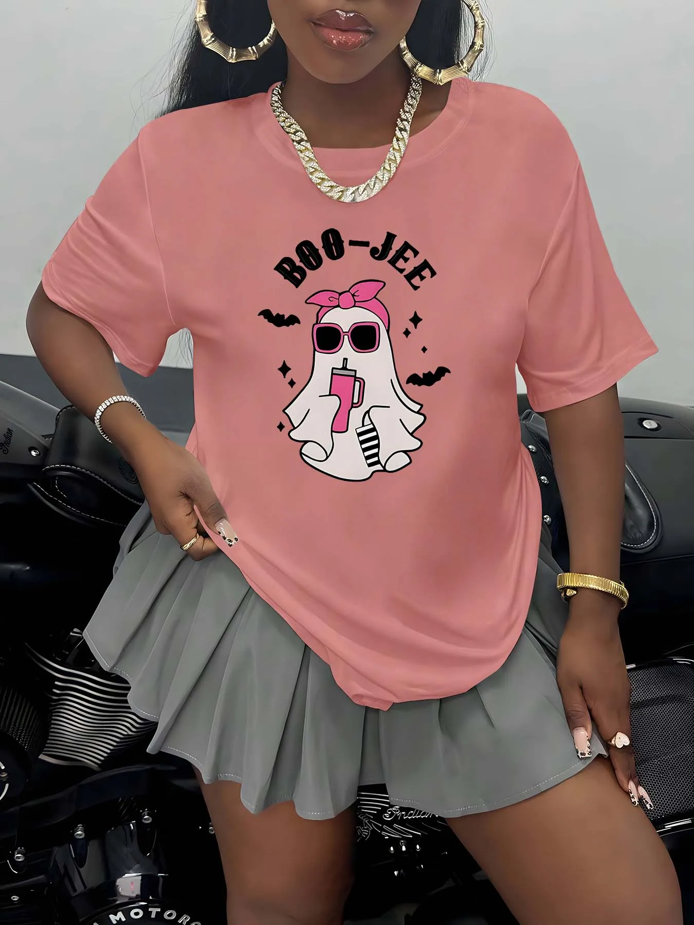 

Модная деталь больших размеров с крутым призраком в солнцезащитных очках и повязке на голову, смешивающая вибрацию на Хэллоуин и городском стиле