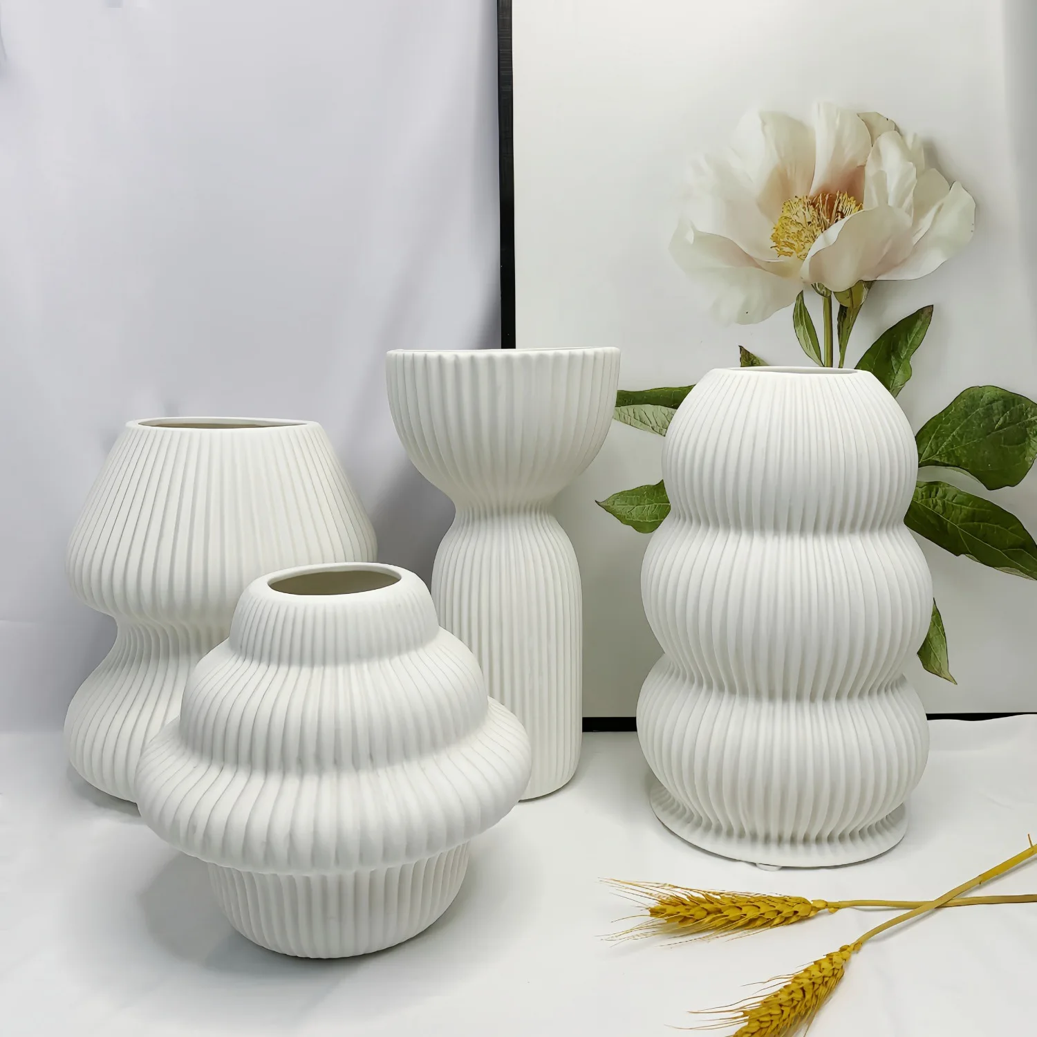 

Modern minimalist ins style Nordic white ceramic vase decoration, dried flower arrangement, home living room