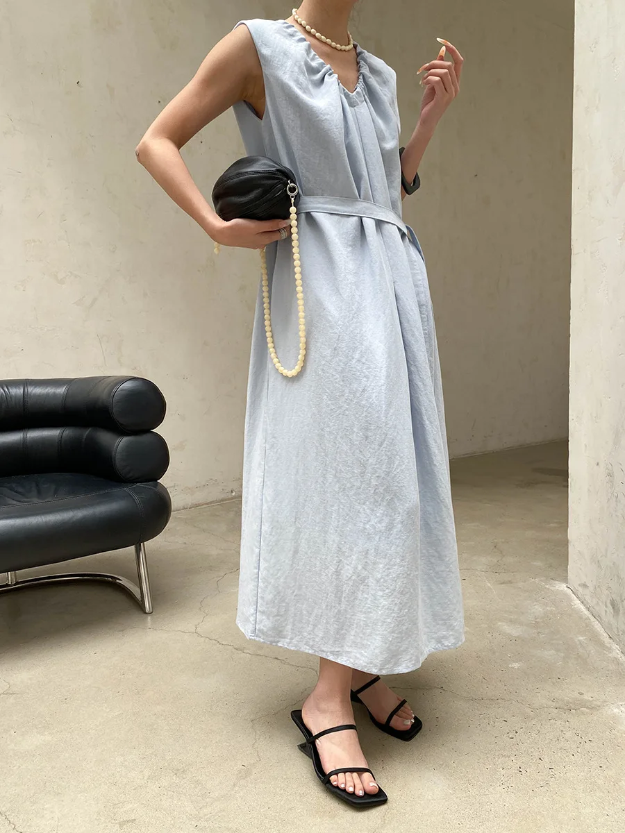 Sommerliches Damenkleid in unifarbenem, plissiertem Design mit V-Ausschnitt, Schnürung an der Taille und schlankmachendem, ärmellosem Schnitt. – Detail 6