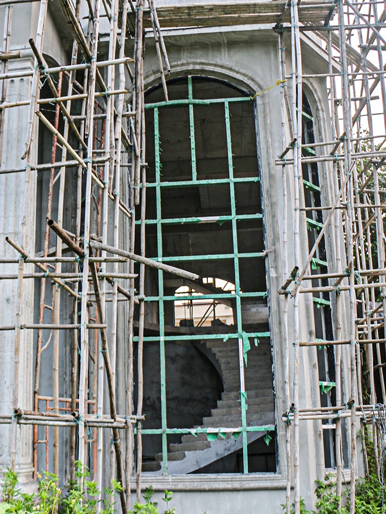 قالب نافذة مقوس للفيلا، عمود روماني، حاشية نصف دائرية، عمود منحني، حافة نافذة مزخرفة