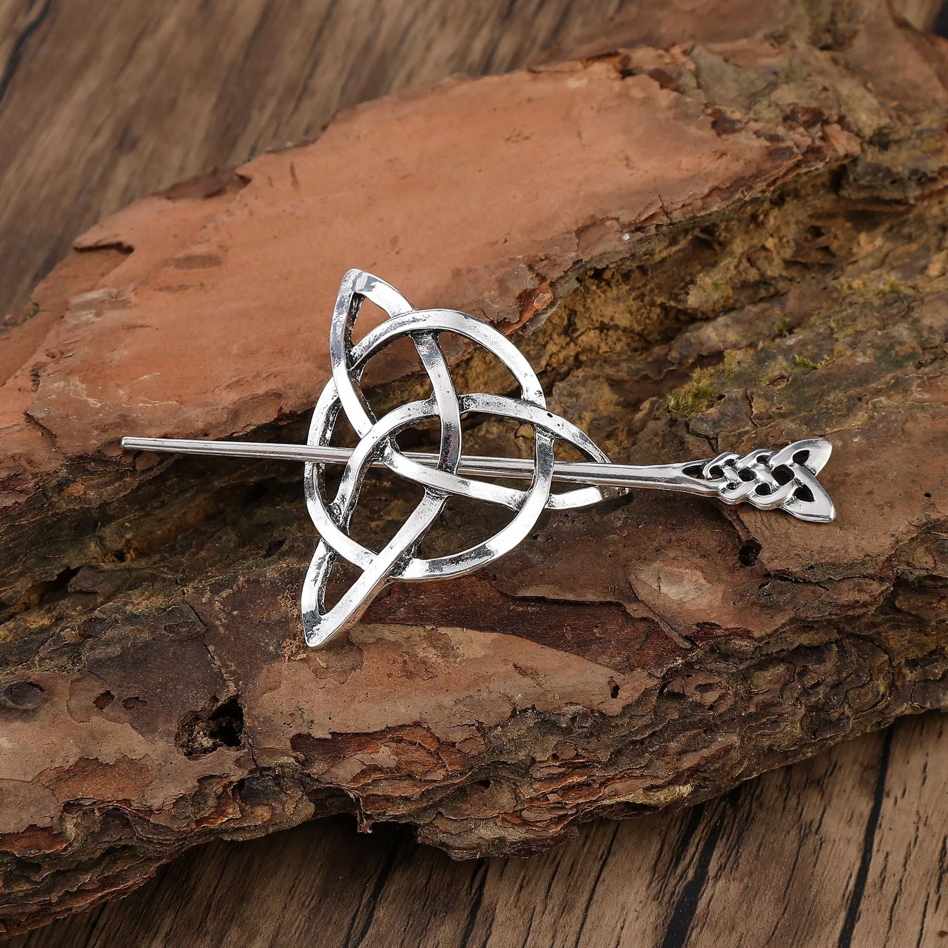 Haarnadel mit keltischem Knoten und Drachenkopf, aufwendiges mittelalterliches Wikinger-Design, Vintage-Mystical Vibe, perfekte heidnische Rituale-Frisuren – Detail 3