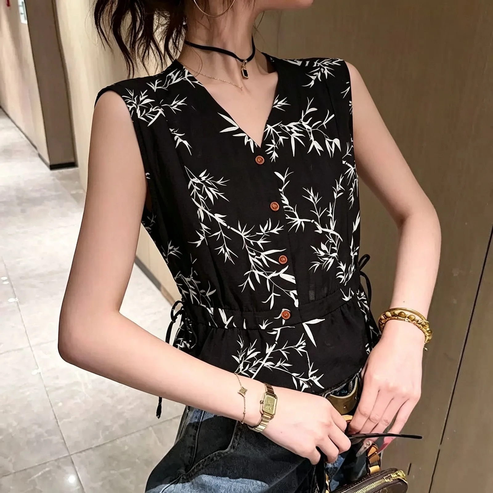 Floral Print Sleeveless Chiffon Shirt Women's Summer Fashion Short Style Top Waist-Cinching Design V-Neck Polyester Fiber