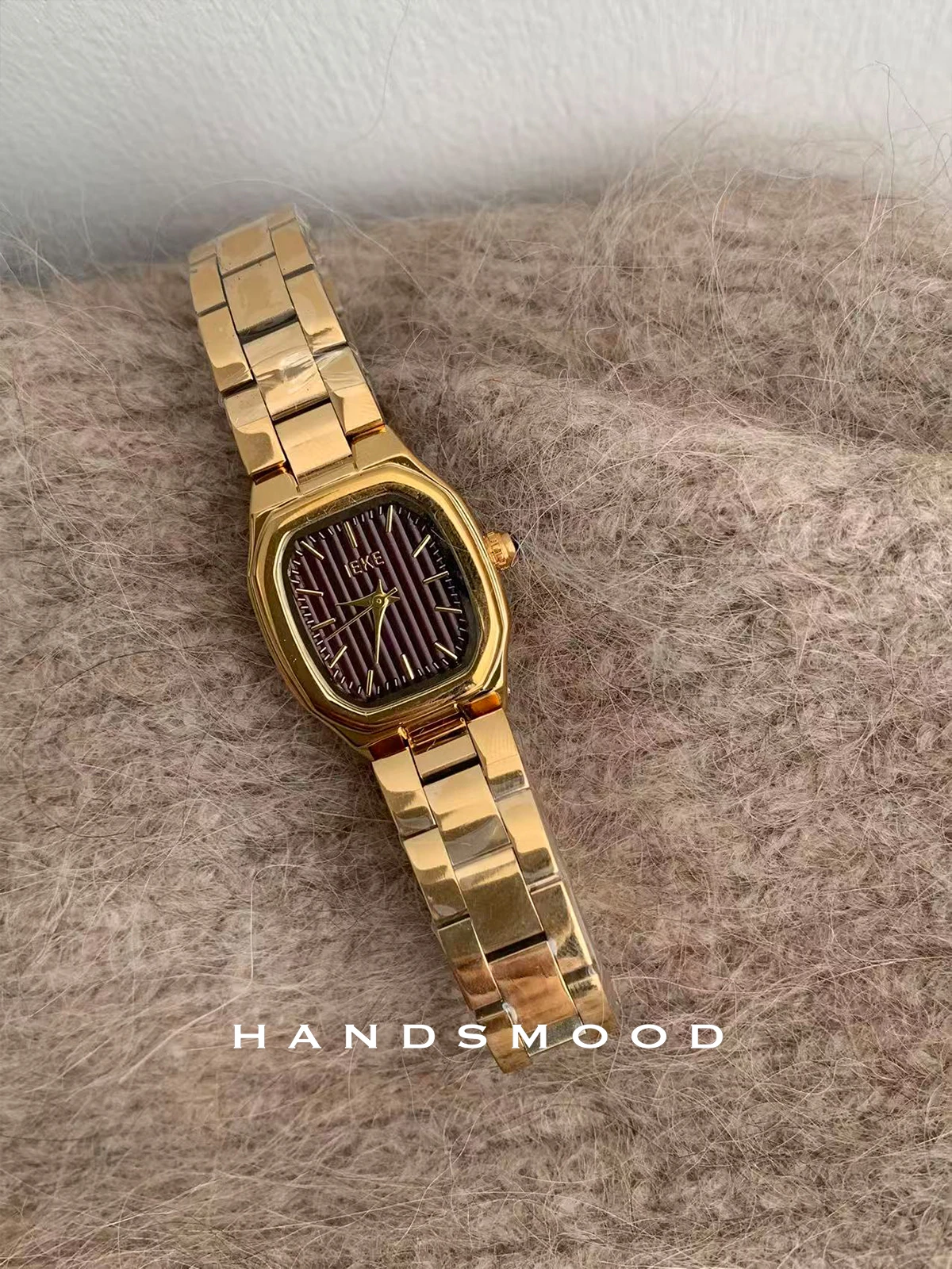 ساعة نسائية مربعة باللونين الذهبي والبني للخريف والشتاء عصرية ومتطورة كاجوال ومتعددة الاستخدامات، ساعة يد نسائية أنيقة.