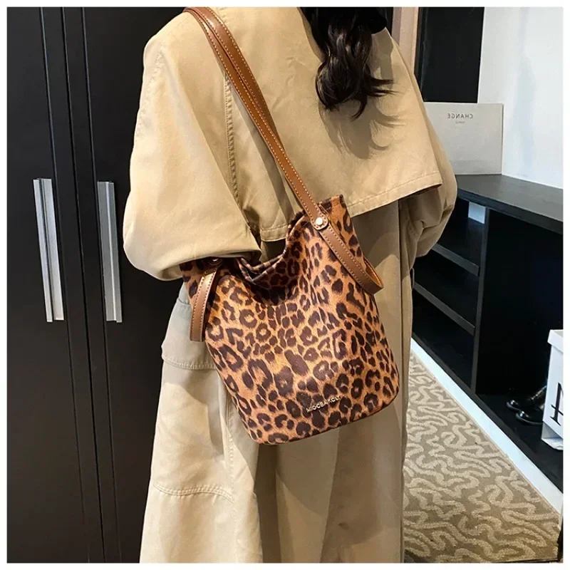 This Year's Popular Niche Leopard Print Bag for Women 2025 New Shoulder Bag Autumn and Winter Super Hot Hand-held Bucket Bag