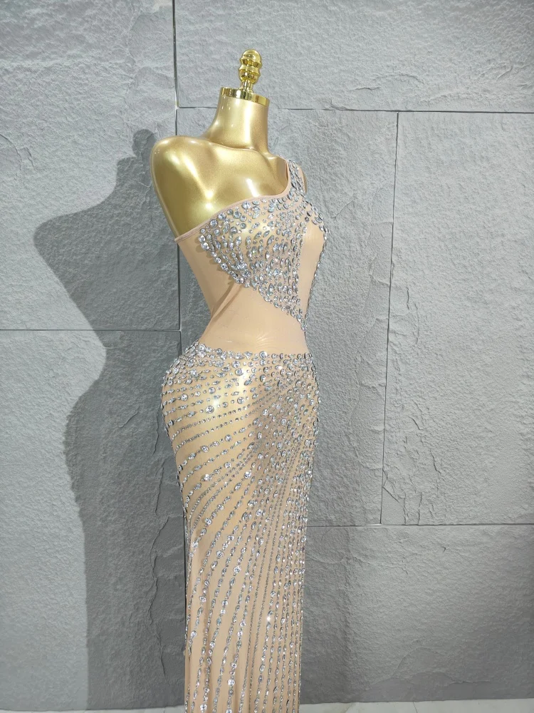 럭셔리하고 매혹적인 반짝이는 실버 라인스톤 메쉬 스플릿 엘라스틱 롱 드레스 우아한 파티 생일 무도회 기념 드레스 무대 의상