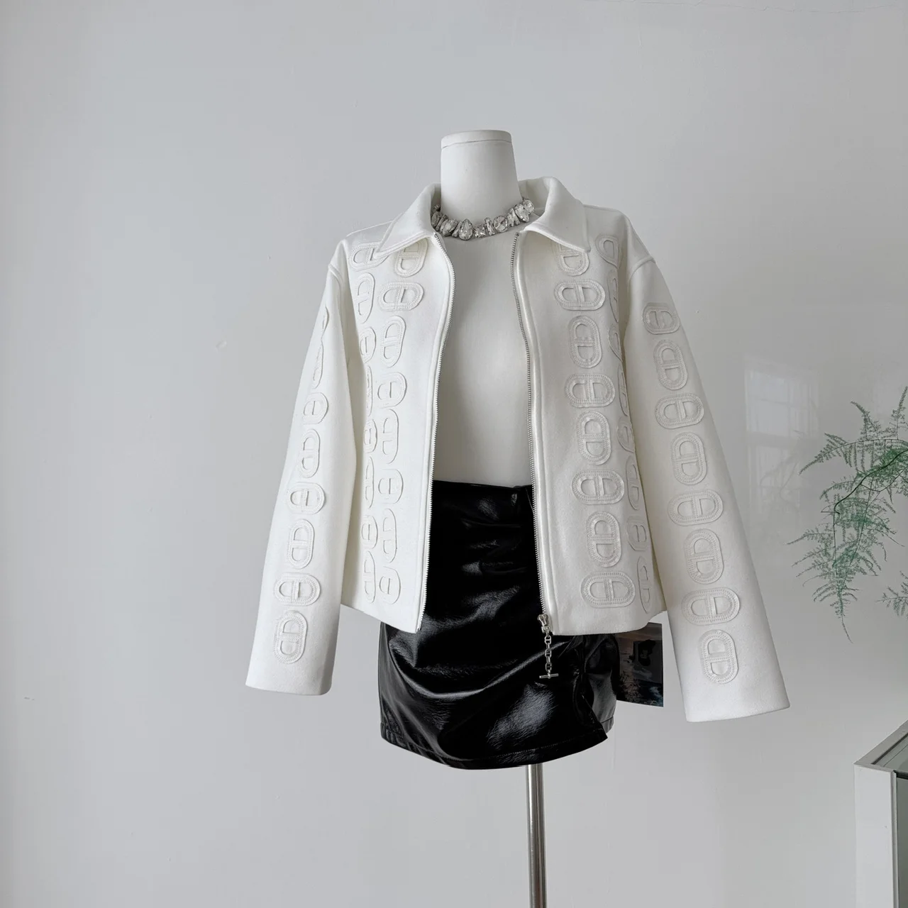 

Clothland Women Retro Print Woolen Jacket Zipper Long Sleeve White Black Female Winter Outwear Thick Warm Coats Mujer CB248