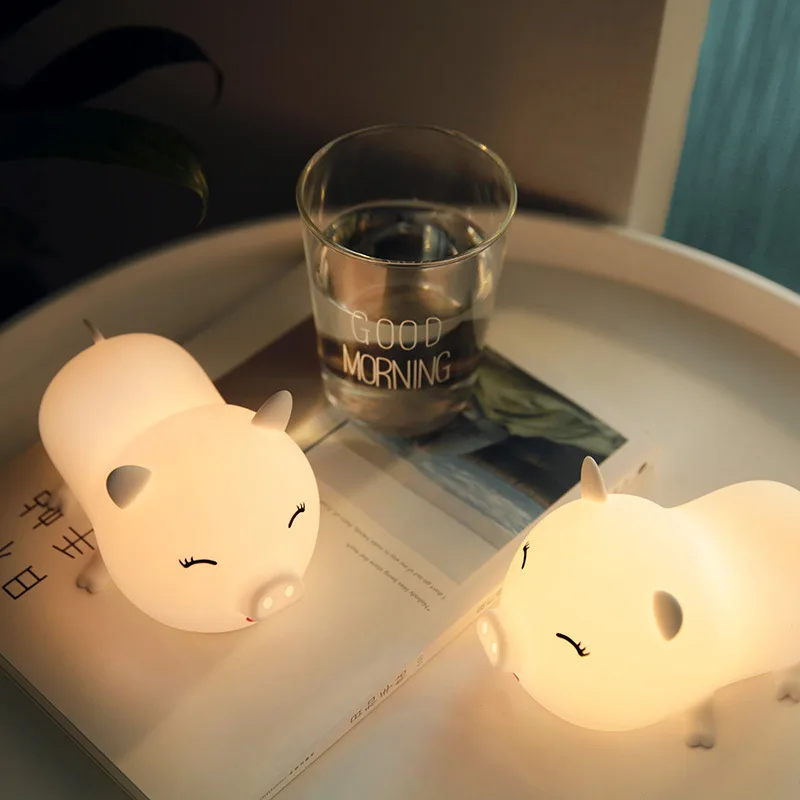 Luce notturna di maiale del fumetto Luce notturna creativa in silicone USB a sette colori Regalo per bambini Camera da letto Comodino Asilo nido Luci con sensore di luce