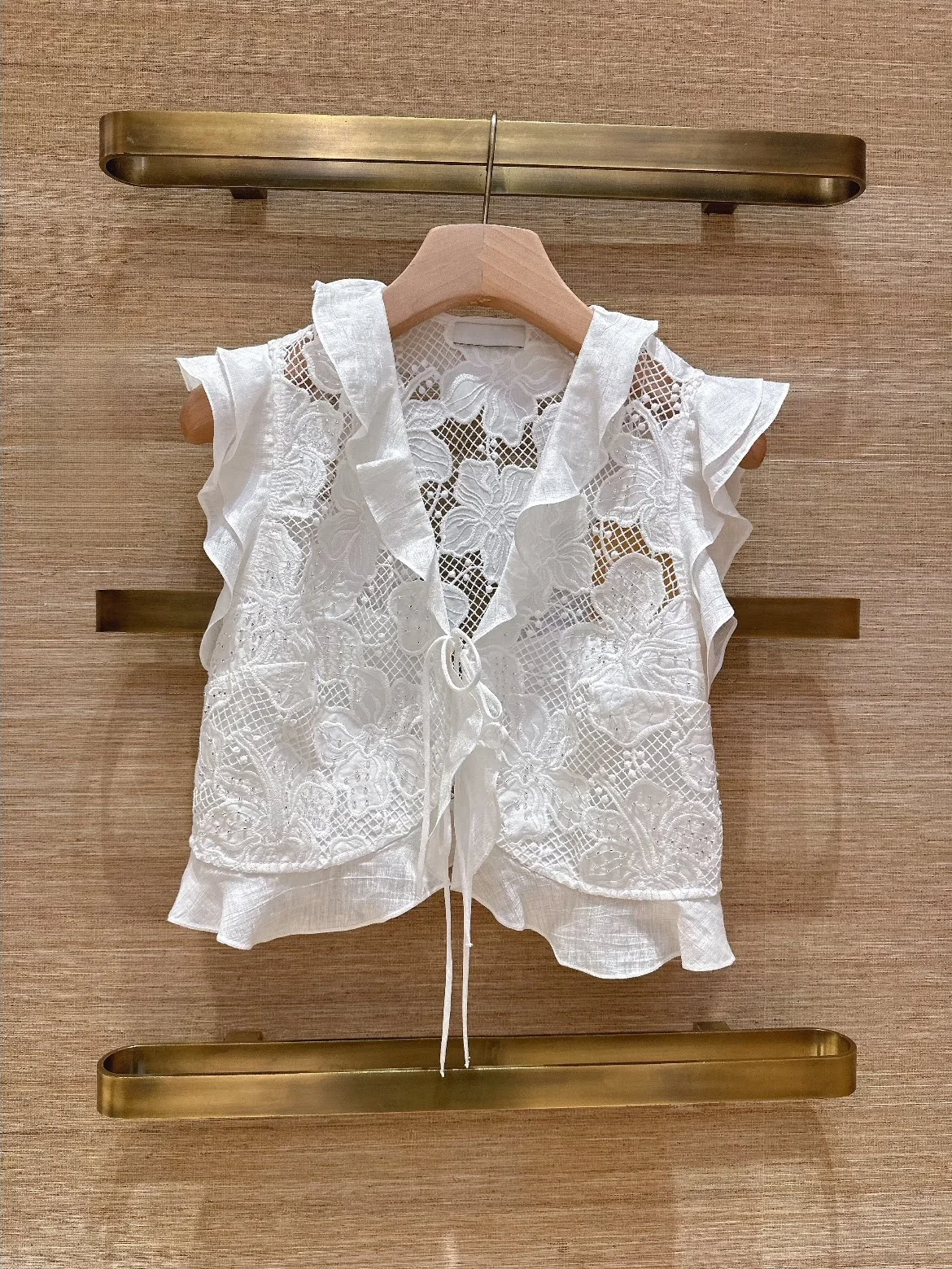 

HEIDD Soluble in Water Hollow out Embroidery White Lotus Leaf Sleeveless Shirt Early Spring Fashion French Style Cotton ...