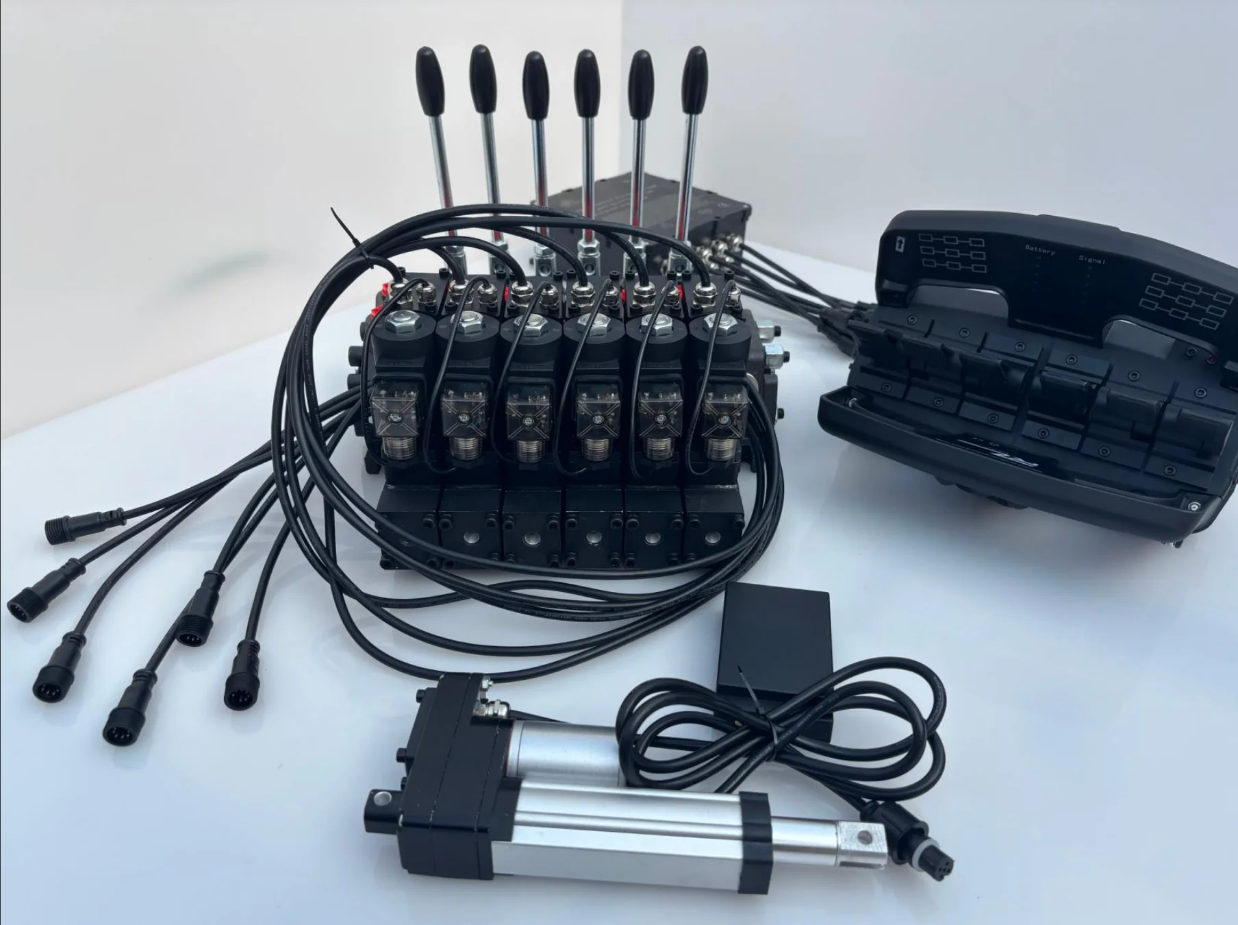 Elettrovalvola 6-Channel Wireless Remote Controller for Cranes, Featuring Rocker Control and Hydraulic Valves with Electromagnetic Clutches Idraulica — dettaglio 4