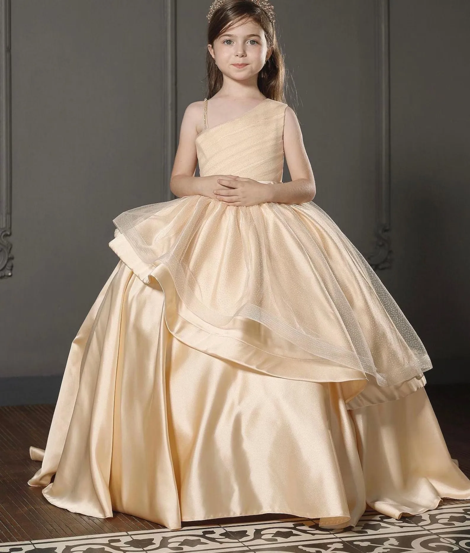 Luxurious champagne satin flower girl dress,one-shoulder diamond-encrusted mesh tiered princess dress,children's wedding catwalk