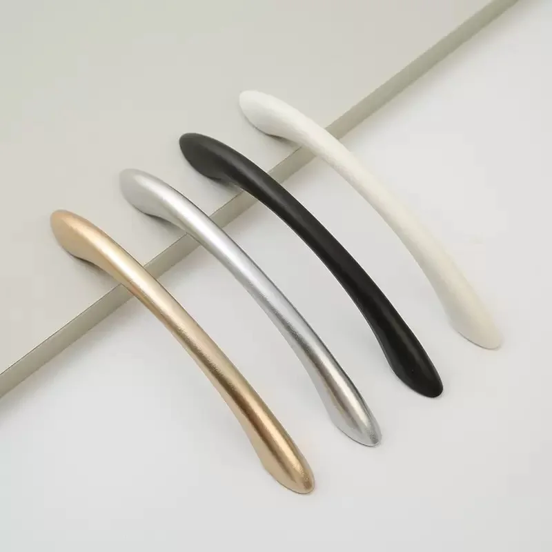 Maniglia in plastica nera Nuovo design Maniglia per armadio da cucina Armadio in lega d'oro Maniglia per porta del cassetto Maniglie in alluminio per mobili