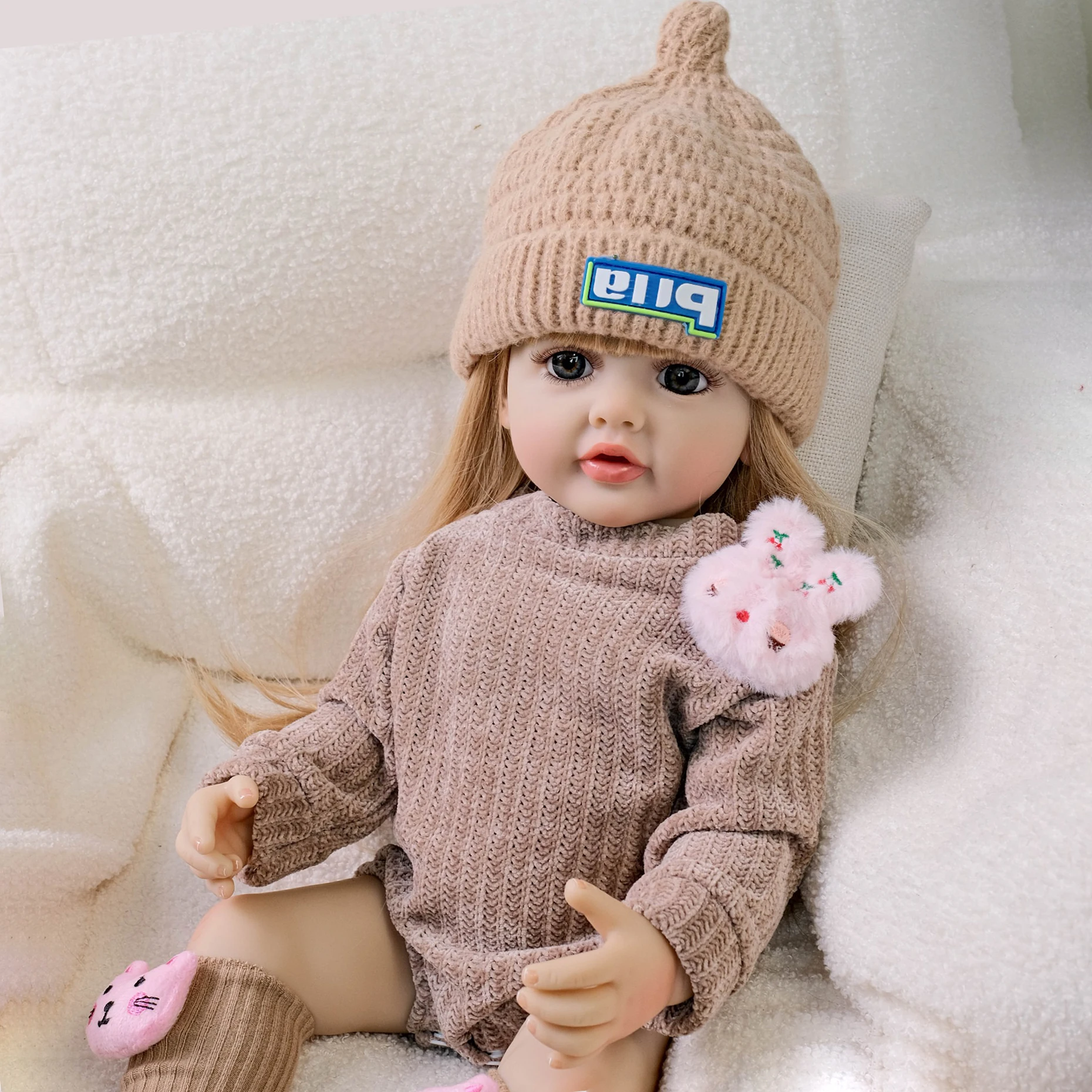 인기 판매 22인치 갈색 모자 긴 소매 롬퍼 리얼리틱 리본 인형 수제 3D 페인팅 친구 인형 어린이 휴일 선물