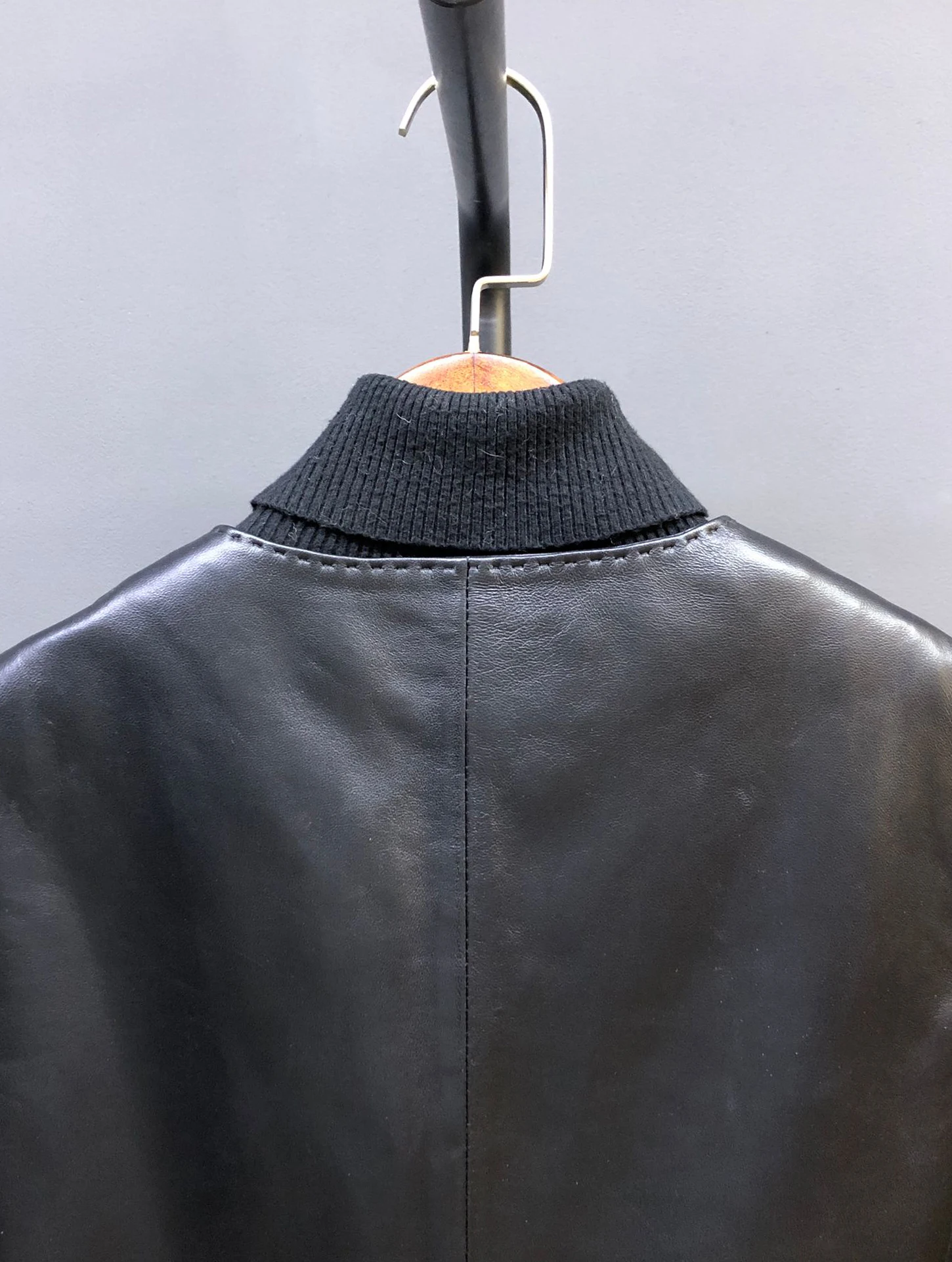 Modieuze V-hals middellange afslankende leren jas Dames schapenvacht losse bovenkleding Sli-jas Trendy bikerjas