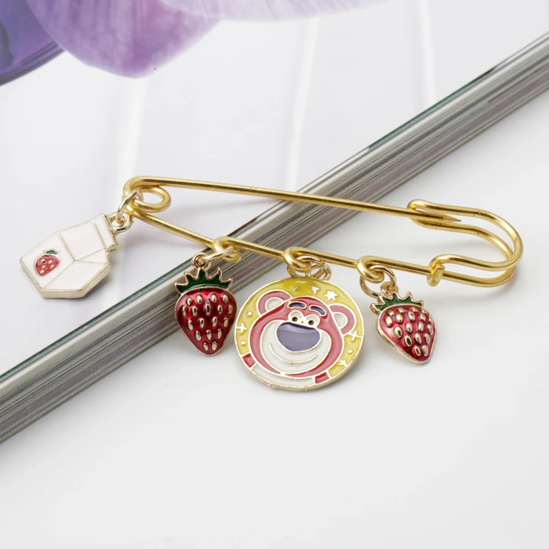 Broche de oso de dibujos animados, bonitos dijes esmaltados de Metal con leche de fresa, insignia, alfileres de solapa, broches, joyería para mujeres y hombres, accesorios