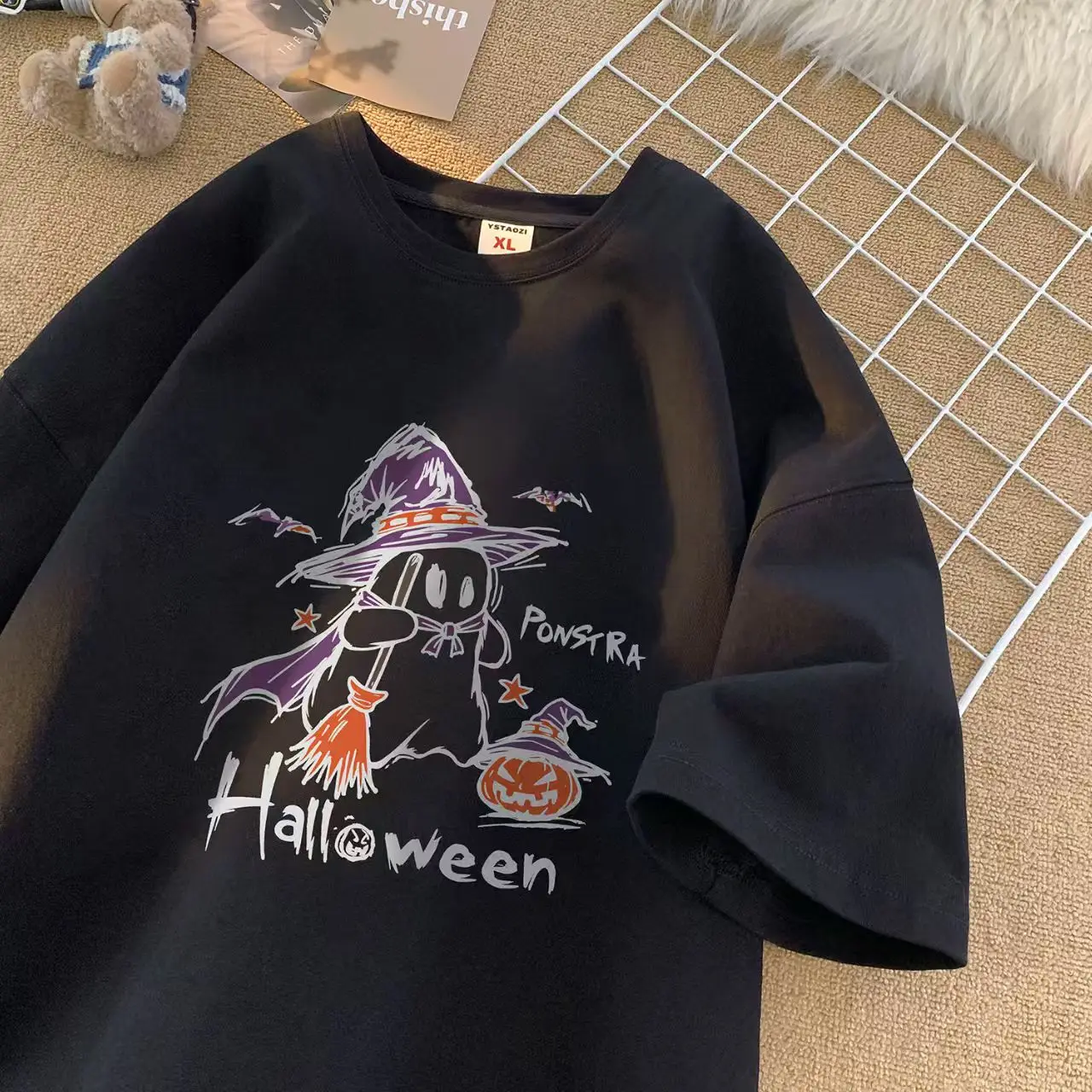 

Плюс - размер Хэллоуина - тематическая футболка с мультяшным призраком, двухцветная, с коротким рукавом