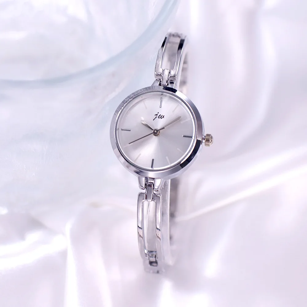 

2025 Простые круглые студенческие часы, нишевые высококачественные женские часы из сплава, модные кварцевые часы-браслет