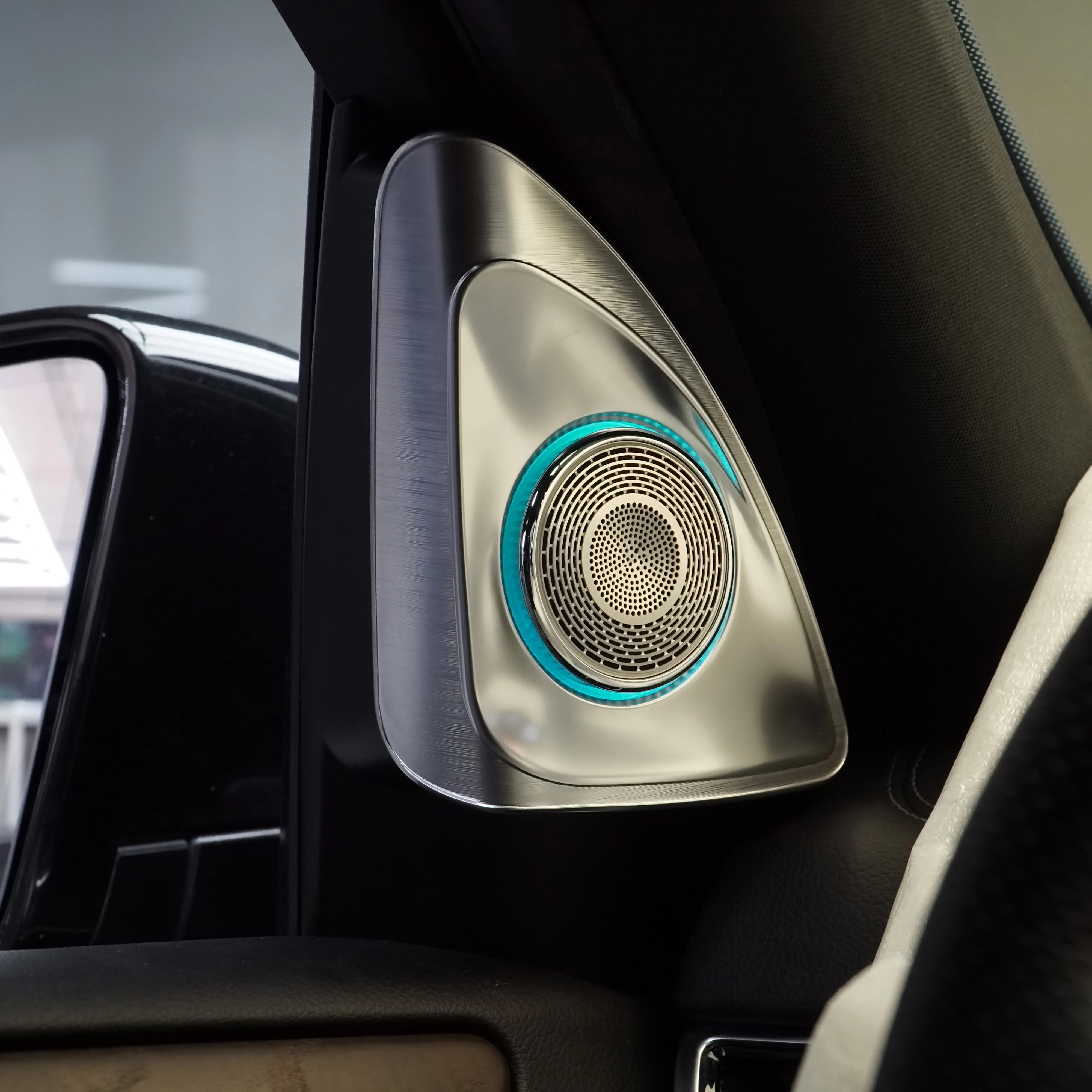 

Автомобильный 4D-динамик с вращающимся твитером и 64-цветной подсветкой для GLS/GLE 166