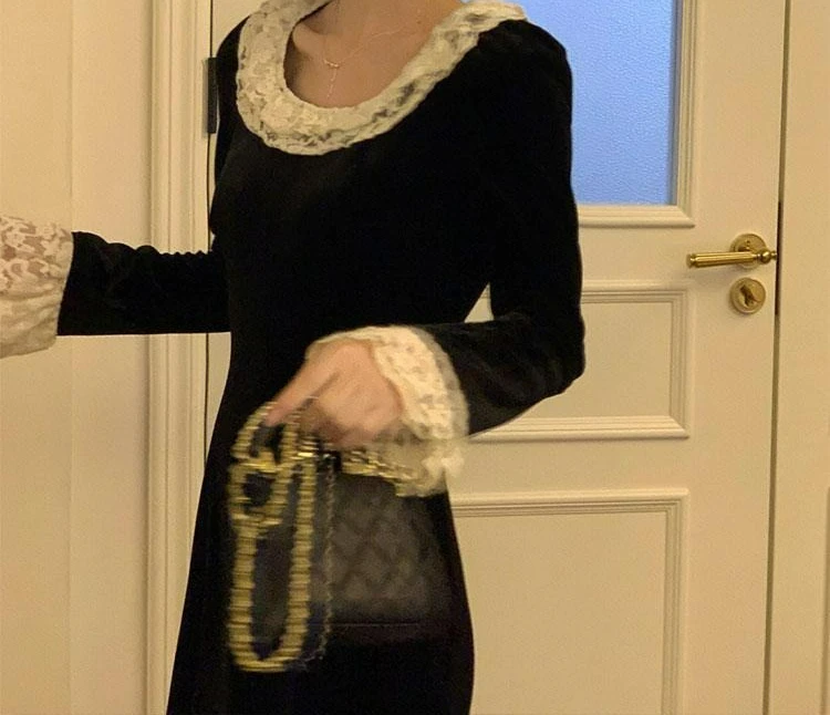 

2025 Autumn Winter New Women's Fashion Design Retro Lace Trim Velvet Black Dress