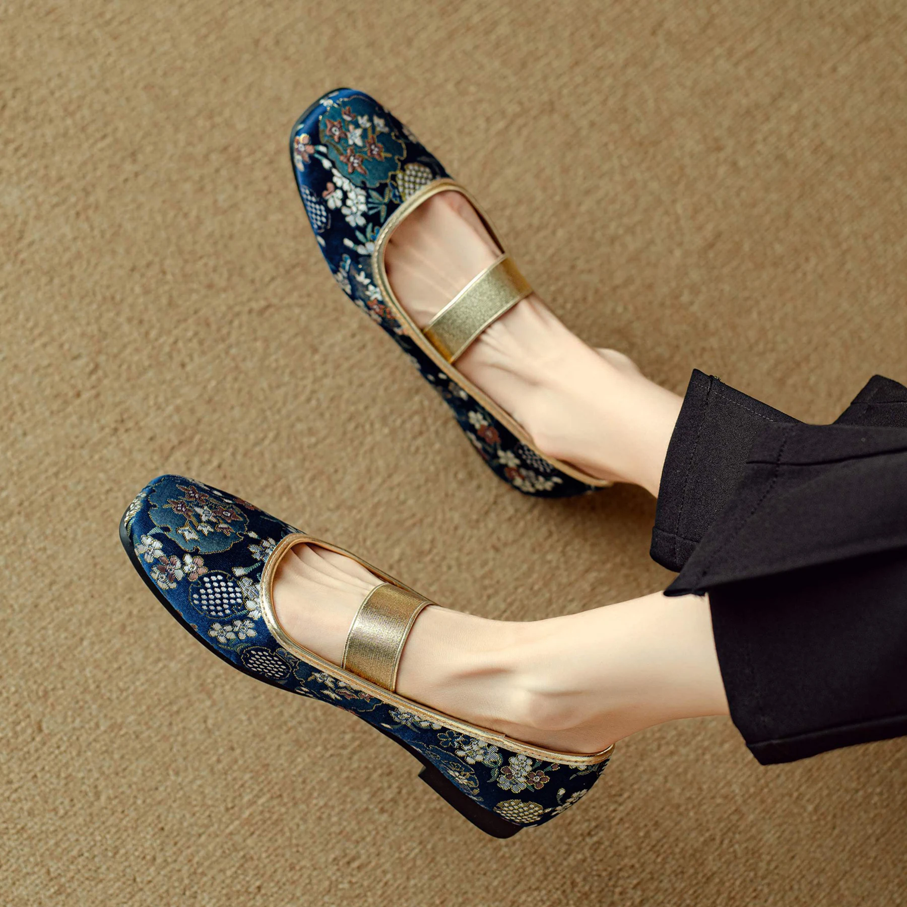 

Женские туфли-лодочки больших размеров (34-41) из ткани, с низким квадратным каблуком, весенне-осенние, с вышивкой, в этническом стиле, элегантные, модель Мэри Джейн