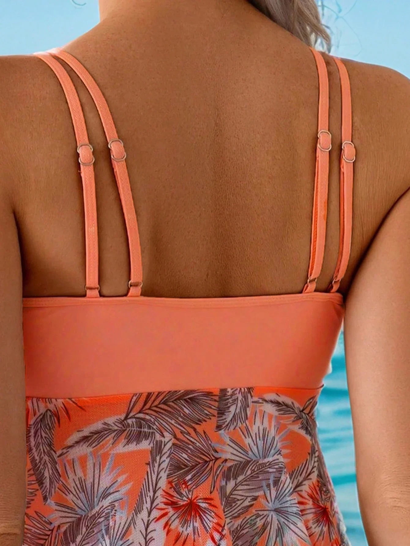 

Оранжевый купальник с тропическим принтом и декоративным кольцом для пляжного отдыха