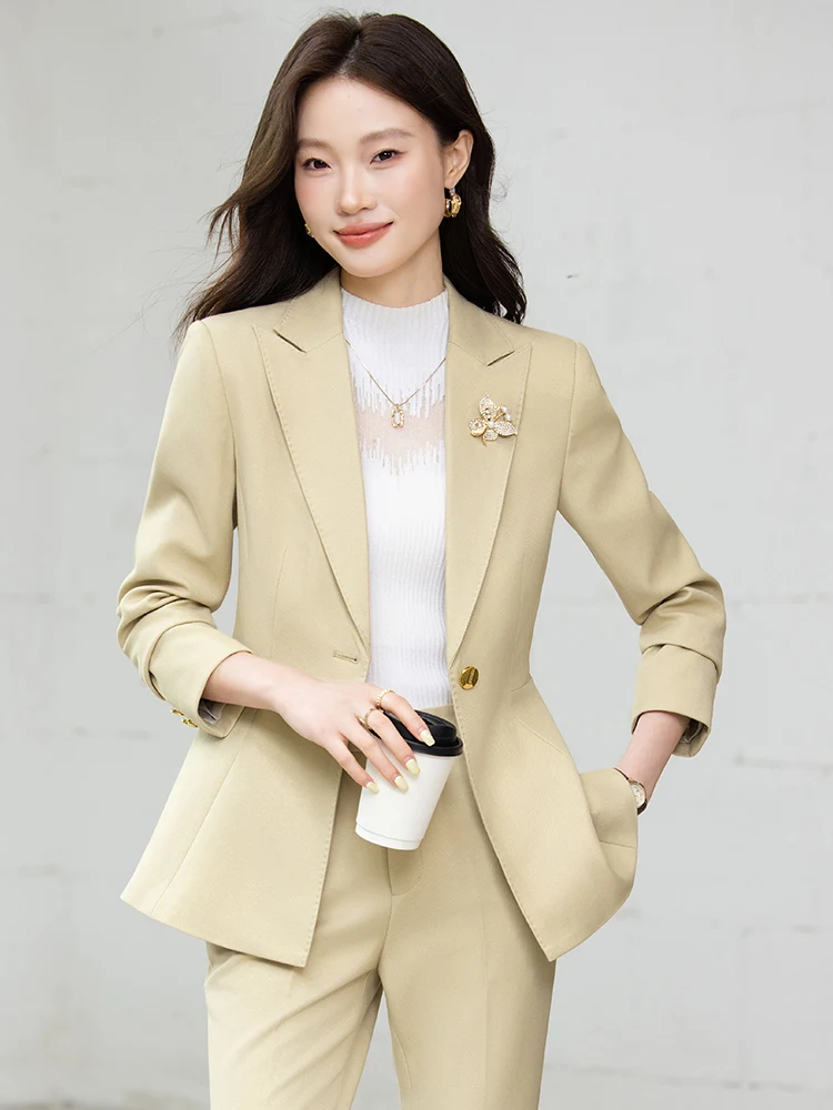 

Женский деловой костюм-двойка: пиджак и брюки/юбка. Профессиональный наряд для работы и мероприятий. Весенне-осенняя коллекция. Элегантный и высококлассный образ.