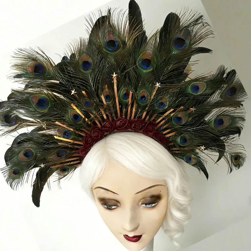 Diadema Art Deco con Halo de Sol - Corona Dorada de los Años 20 con Plumas de Pavo Real y Rosa para Bodas al Estilo Gran Gatsby, Fiestas Temáticas o Mardi Gras