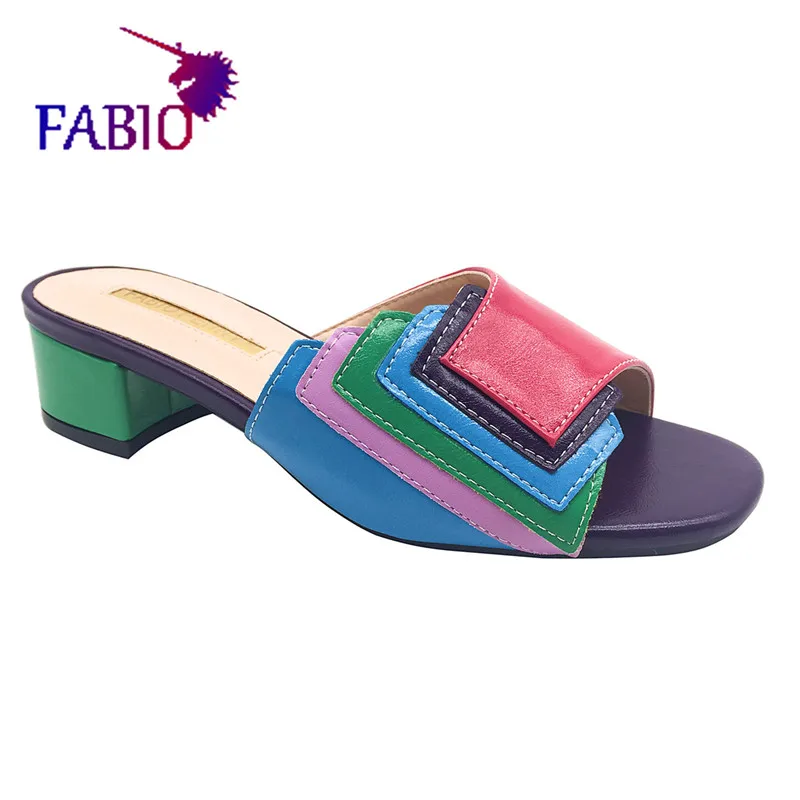 Nowe modne, wyrafinowane paski, wielokolorowe kapcie damskie Nigeria, proste kapcie damskie w stylu casual