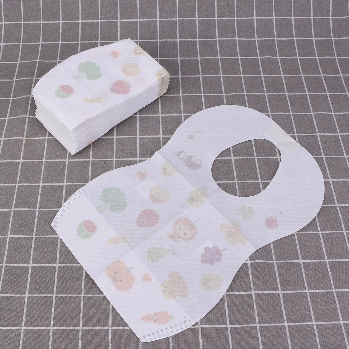 

20 шт., одноразовый детский нагрудник, мягкий одноразовый материал, водонепроницаемый слой сзади, вмещает пищевое мусор, легко подходит, клейкая застежка, слюна