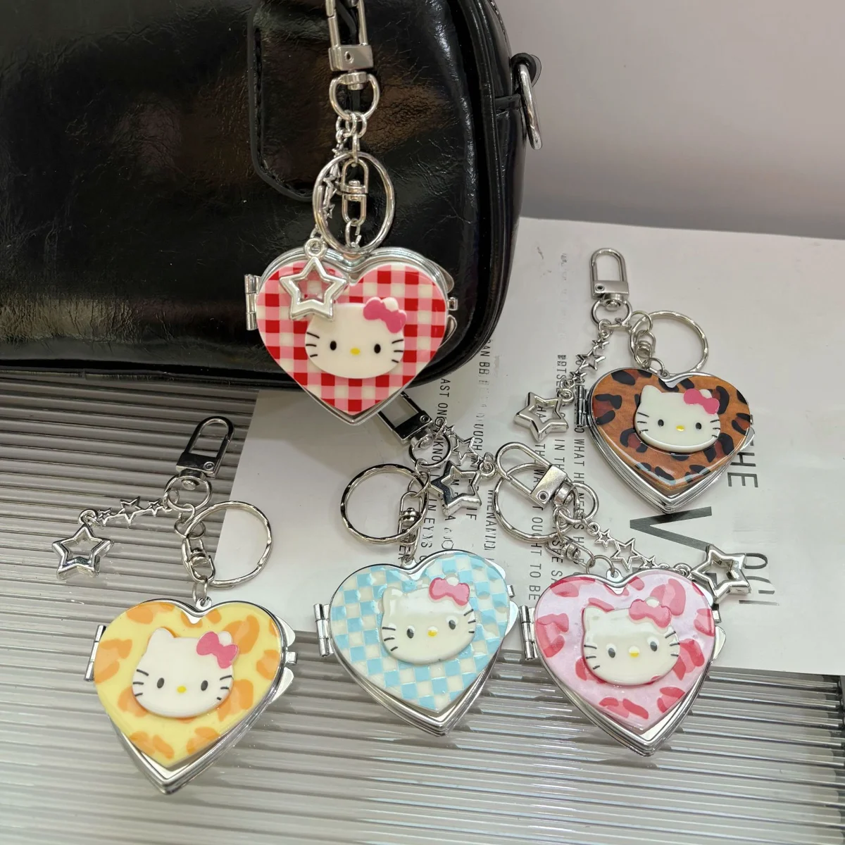 

Новые аниме-фигурки Hello Kitty, портативный брелок для ключей, красный клетчатый брелок с леопардовым принтом, зеркальце для макияжа в форме сердца, брелок для сумки, подарок
