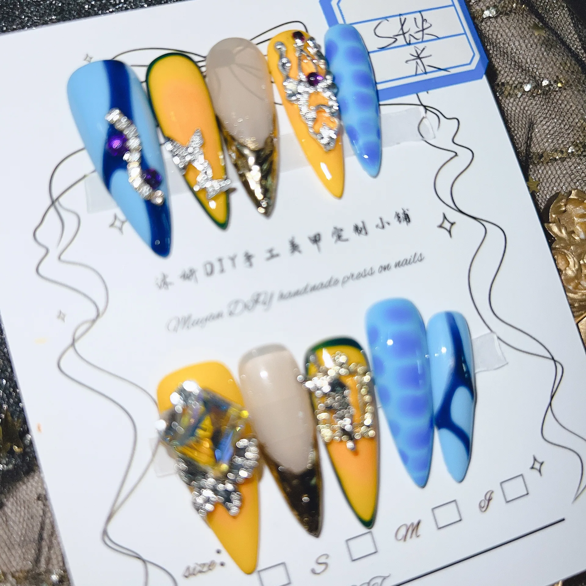 鮮やかなブルー&イエローのプレスオンネイル ラインストーン付き 光沢のあるABS樹脂 付け爪 手作りの接着剤付きネイル 女性用 マルチサイズ
