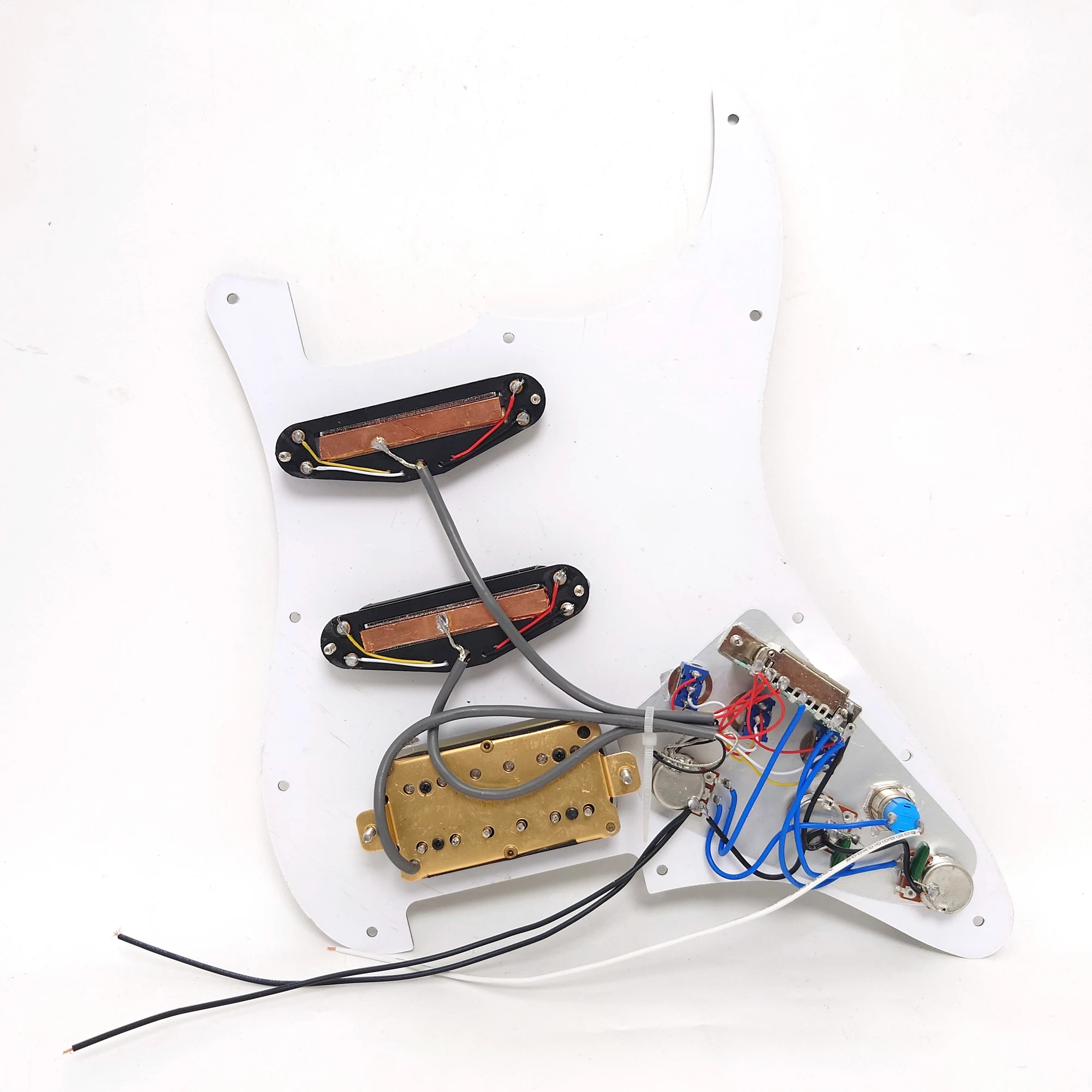 Pickguard carregado pré-carregado para mão esquerda com divisão de bobina SSH Humbucker Pickups definidos para peças de reposição de guitarras elétricas ST