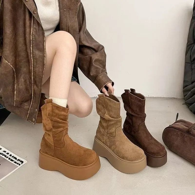Bottes western mi-mollet à plateforme pour femmes, en daim avec un design ample et plissé, bout rond, semelle épaisse et plate, bottes de cowgirl vintage